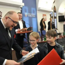 Prezydent Miasta Torunia Paweł Gulewski otrzymuje swój rysunkowy portret