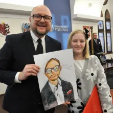 Prezydent Miasta Torunia Paweł Gulewski z autorką jego portretu