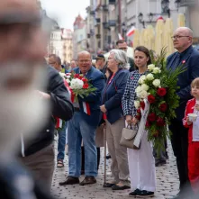 Wiązanki pamięci dla ofiar maja 1982 r.