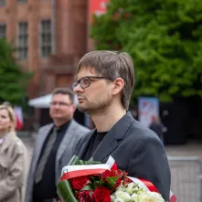 Wiązanki pamięci dla ofiar maja 1982 r.
