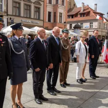 Wiązanki pamięci dla ofiar maja 1982 r.