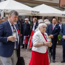 Wiązanki pamięci dla ofiar maja 1982 r.