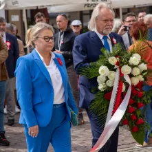 Wiązanki pamięci dla ofiar maja 1982 r.