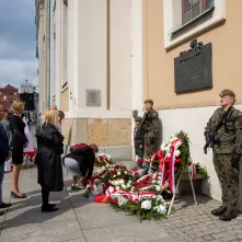 Wiązanki pamięci dla ofiar maja 1982 r.