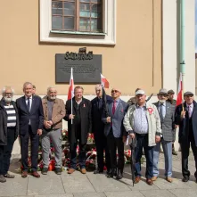 Wiązanki pamięci dla ofiar maja 1982 r.