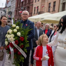 Wiązanki pamięci dla ofiar maja 1982 r.