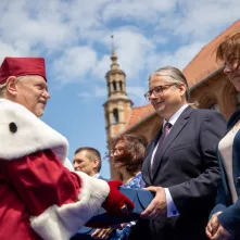 Uroczyste posiedzenie Senatu UMK na Rynku Staromiejskim 