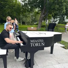 Mamy plenerowy fortepian w Toruniu