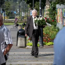 Złożenie kwiatów pod tablicą poświęconą Ludziom „Solidarności” Regionu Toruńskiego, 29.08.2025 r.