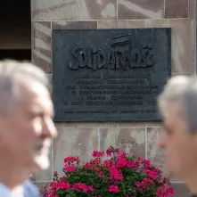 Złożenie kwiatów pod tablicą poświęconą Ludziom „Solidarności” Regionu Toruńskiego, 29.08.2025 r.