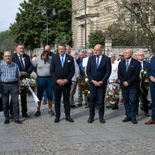 Złożenie kwiatów pod tablicą poświęconą Ludziom „Solidarności” Regionu Toruńskiego, 29.08.2025 r.