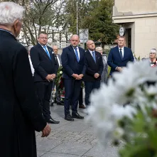 Złożenie kwiatów pod tablicą poświęconą Ludziom „Solidarności” Regionu Toruńskiego, 29.08.2025 r.