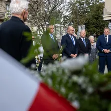 Złożenie kwiatów pod tablicą poświęconą Ludziom „Solidarności” Regionu Toruńskiego, 29.08.2025 r.