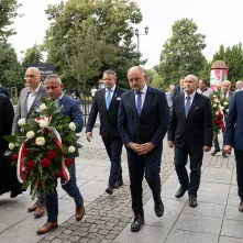 Złożenie kwiatów pod tablicą poświęconą Ludziom „Solidarności” Regionu Toruńskiego, 29.08.2025 r.