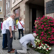Złożenie kwiatów pod tablicą poświęconą Ludziom „Solidarności” Regionu Toruńskiego, 29.08.2025 r.