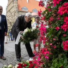 Złożenie kwiatów pod tablicą poświęconą Ludziom „Solidarności” Regionu Toruńskiego, 29.08.2025 r.