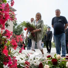 Złożenie kwiatów pod tablicą poświęconą Ludziom „Solidarności” Regionu Toruńskiego, 29.08.2025 r.
