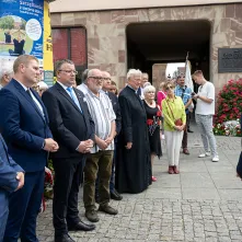 Złożenie kwiatów pod tablicą poświęconą Ludziom „Solidarności” Regionu Toruńskiego, 29.08.2025 r.
