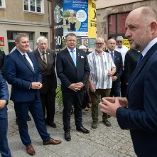 Złożenie kwiatów pod tablicą poświęconą Ludziom „Solidarności” Regionu Toruńskiego, 29.08.2025 r.