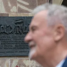 Złożenie kwiatów pod tablicą poświęconą Ludziom „Solidarności” Regionu Toruńskiego, 29.08.2025 r.
