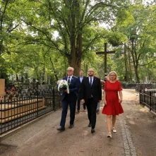 120. rocznica urodzin prof. Wilhelminy Iwanowskiej - złożenie kwiatów