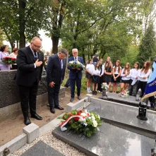 120. rocznica urodzin prof. Wilhelminy Iwanowskiej - złożenie kwiatów