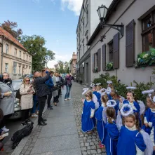 Manekin z anielskim gościem