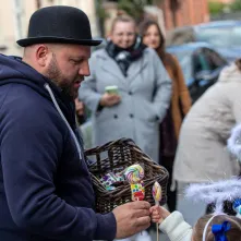 Manekin z anielskim gościem