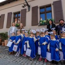 Manekin z anielskim gościem