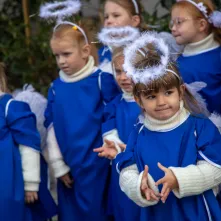 Manekin z anielskim gościem
