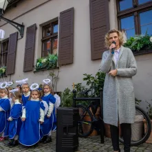 Manekin z anielskim gościem