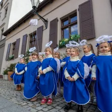 Manekin z anielskim gościem