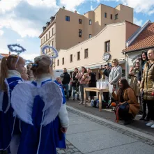 Manekin z anielskim gościem