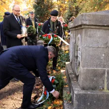 Wiązanki na grobach Honorowych Obywateli Torunia