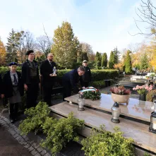 Wiązanki na grobach Honorowych Obywateli Torunia