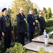 Wiązanki na grobach Honorowych Obywateli Torunia