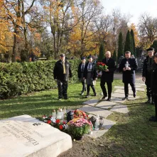 Wiązanki na grobach Honorowych Obywateli Torunia
