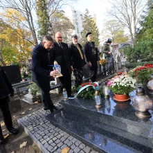 Wiązanki na grobach Honorowych Obywateli Torunia