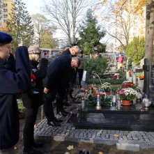 Wiązanki na grobach Honorowych Obywateli Torunia