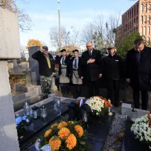 Wiązanki na grobach Honorowych Obywateli Torunia