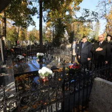 Wiązanki na grobach Honorowych Obywateli Torunia