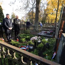 Wiązanki na grobach Honorowych Obywateli Torunia