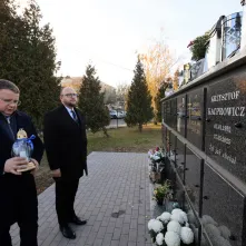 Wiązanki na grobach Honorowych Obywateli Torunia