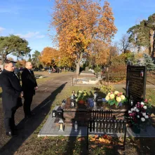 Wiązanki na grobach Honorowych Obywateli Torunia