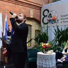 80-lecie Zespołu Szkół Inżynierii Środowiska w Toruniu, wręczenie Medalu "Za Zasługi dla Miasta Torunia"