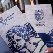 Toruńska starówka wzbogaciła się o kolejnego, siódmego aniołka.