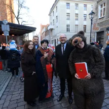 Toruńska starówka wzbogaciła się o kolejnego, siódmego aniołka.