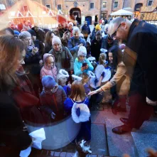 Toruńska starówka wzbogaciła się o kolejnego, siódmego aniołka.