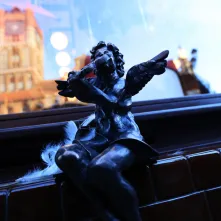 Toruńska starówka wzbogaciła się o kolejnego, siódmego aniołka.