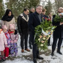 Prezydent Miasta Torunia Paweł Gulewski i Przewodniczący Rady Miasta Torunia Łukasz Walkusz uczcili pamięć Honorowych Obywateli Miasta Torunia składając wiązanki kwiatów na grobach Wandy Szuman i o. Władysława Wołoszyna.